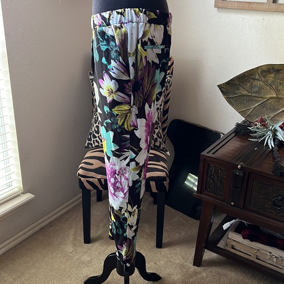 Slim Fit Floral Pants - Picture 2 of 5